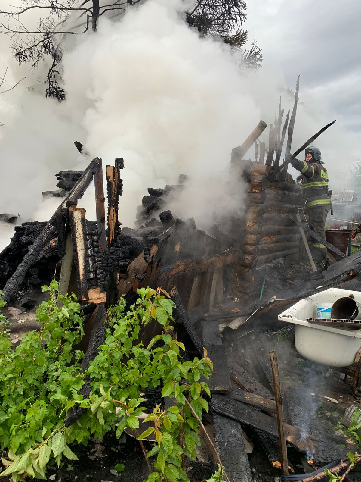 Появились фото с места пожара в Приовражном поселке