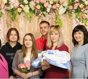 Ольга Чистякова поздравила молодую маму из ДНР с рождением первенца