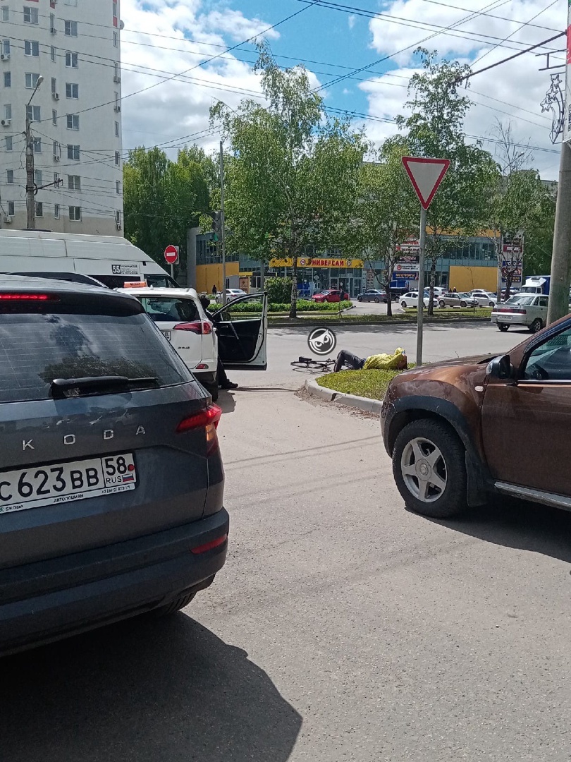 В Пензе на проспекте Строителей велосипедист попал под колеса авто