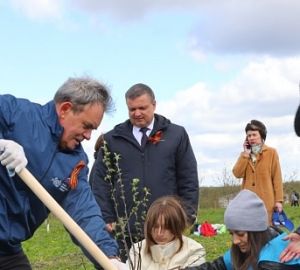Валерий Лидин помог сажать деревья на территории «Сада Победы» в Сердобске