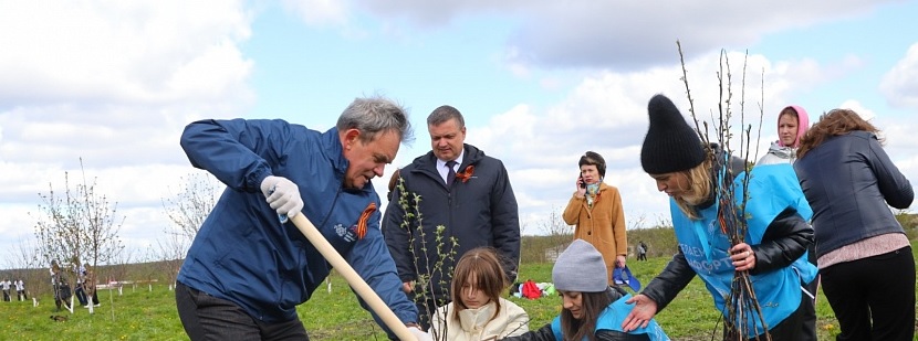 Валерий Лидин помог сажать деревья на территории «Сада Победы» в Сердобске
