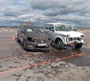 На трассе "Пенза-Тамбов" столкнулись иномарка и внедорожник