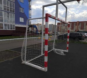 На детской площадке на Антонова заменили рваные футбольные ворота