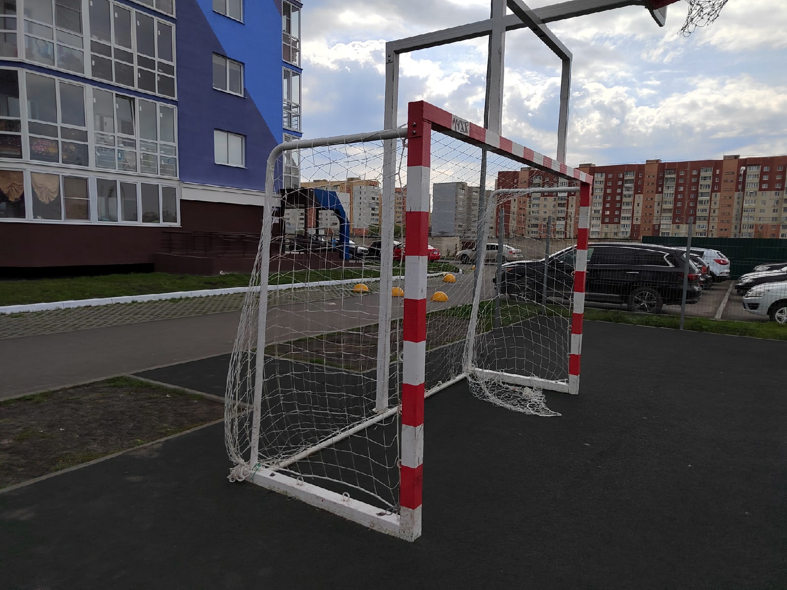 На детской площадке на Антонова заменили рваные футбольные ворота