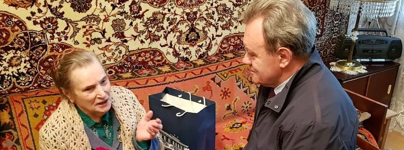 Валерий Лидин вручил Почетный знак ветерану пионерского движения