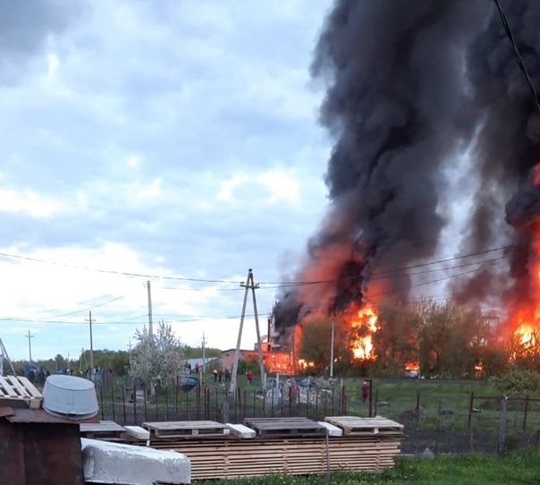 В Каменке пожарные несколько часов тушили склад с семечкой подсолнуха