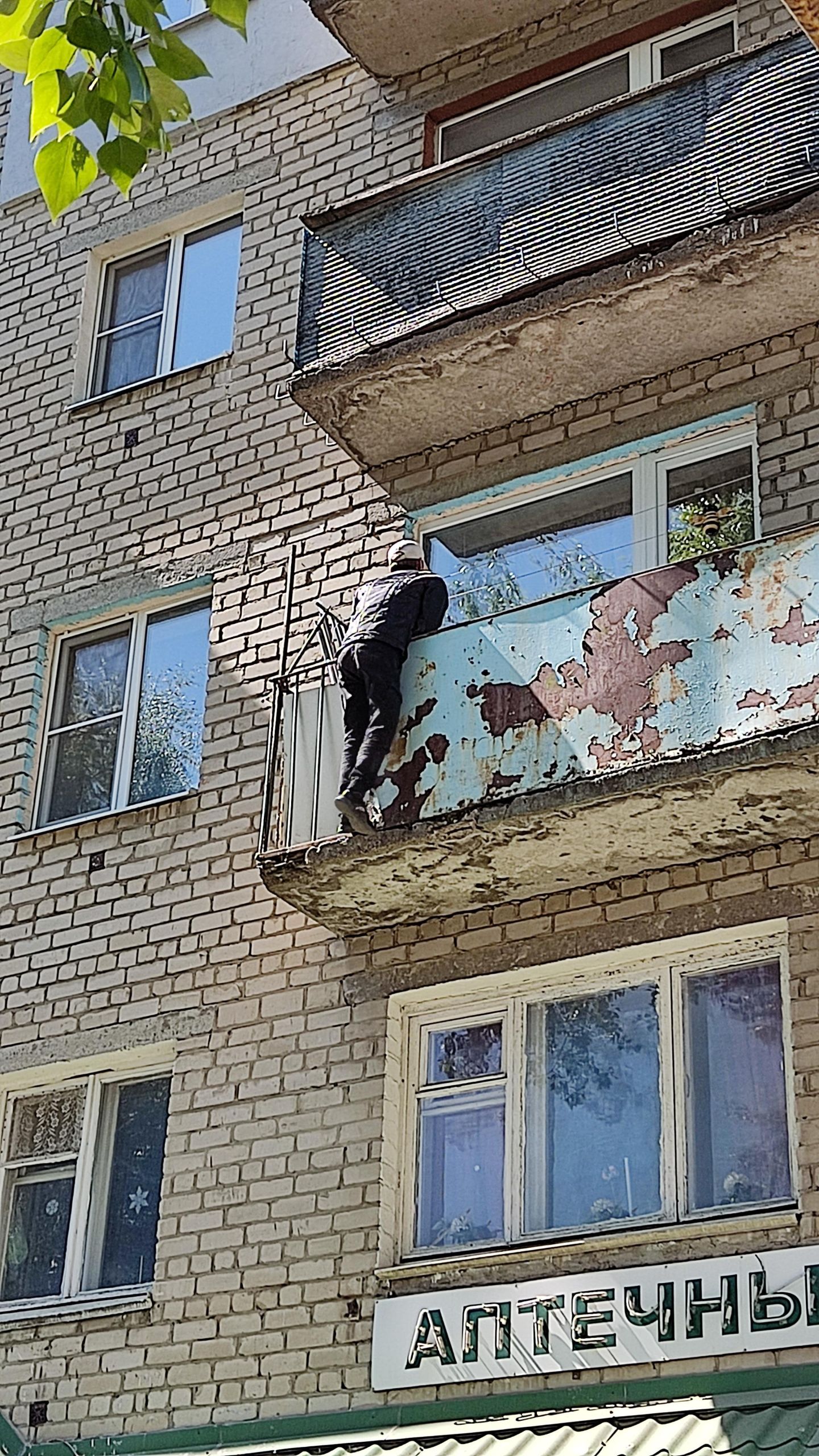 В Пензе на Экспериментальной улице мужчина упал с балкона