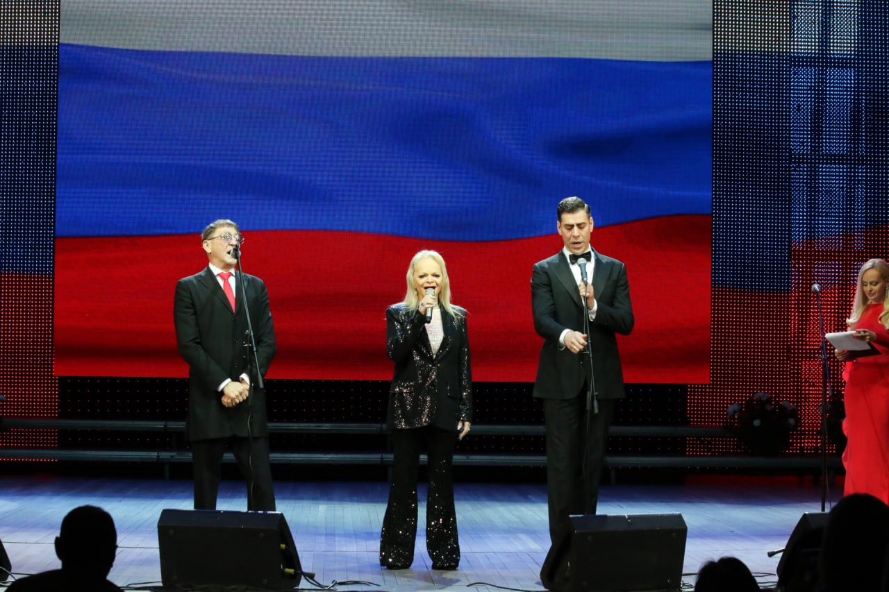 Российские артисты поздравили жителей Донецка с Днем Республики