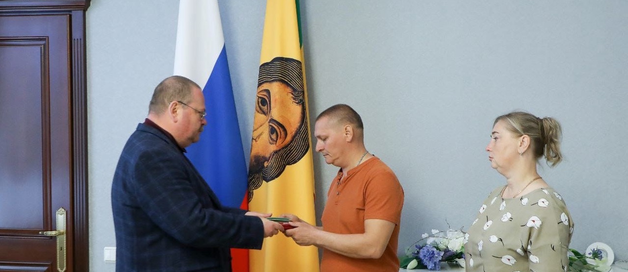 Олег Мельниченко передал Орден Мужества родителям погибшего в спецоперации бойца