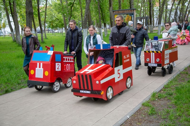 В «параде детских колясок» приняли участие более 40 семей из Пензы