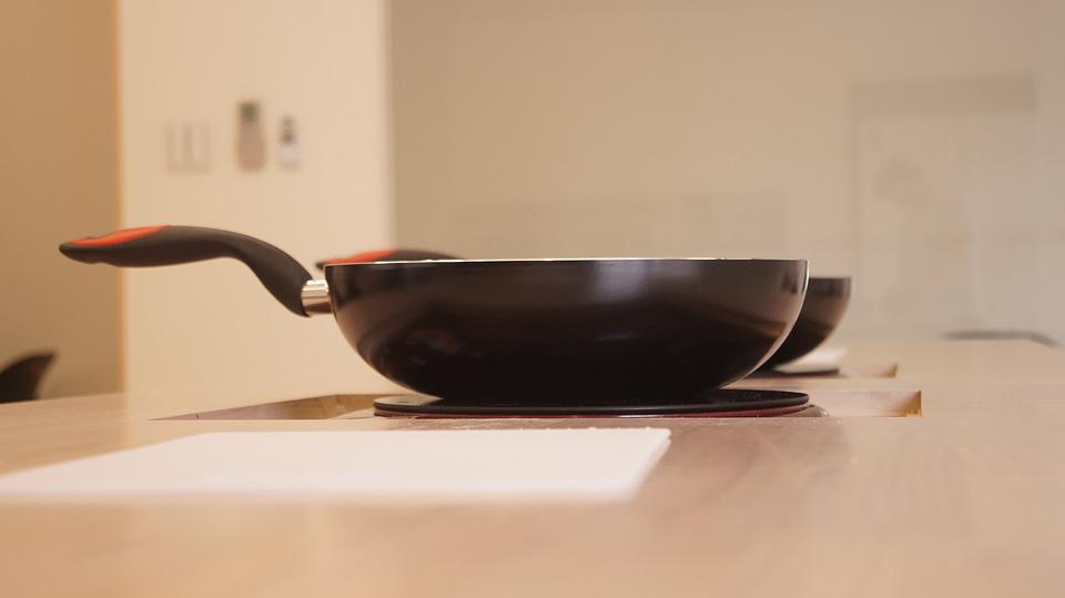 В Пензе на улице Антонова девушка получила сковородой по голове