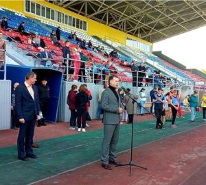 Иван Краснов приветствовал спортсменов во время легкоатлетической эстафеты