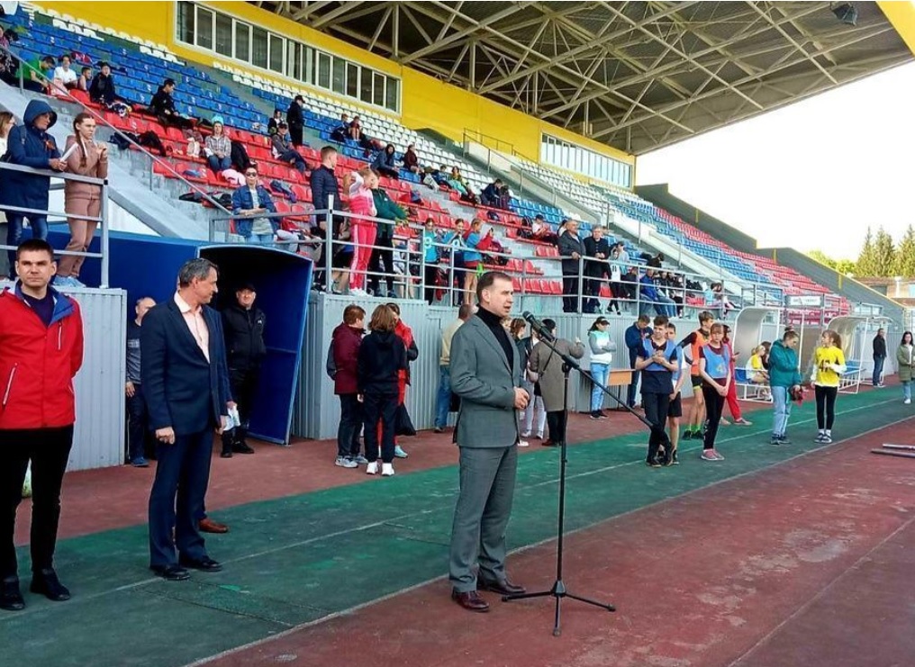 Иван Краснов приветствовал спортсменов во время легкоатлетической эстафеты