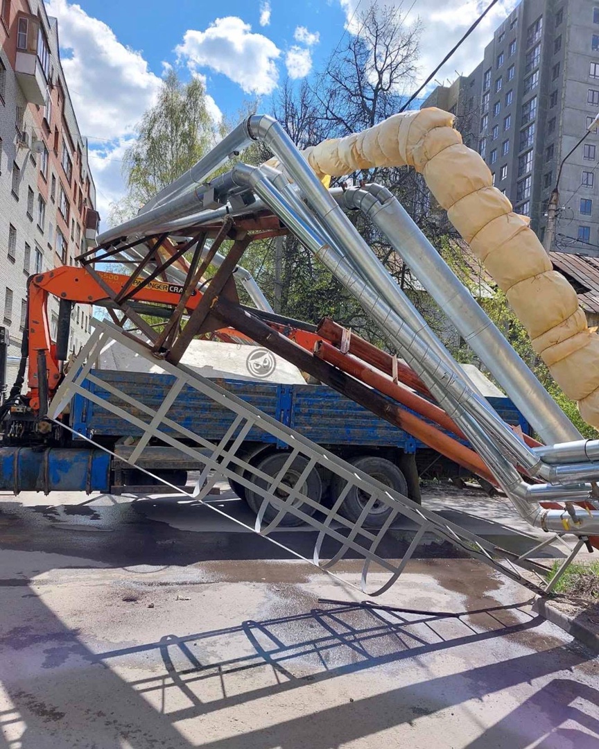 В Пензе КАМАЗ «оборвал» трубы теплотрассы