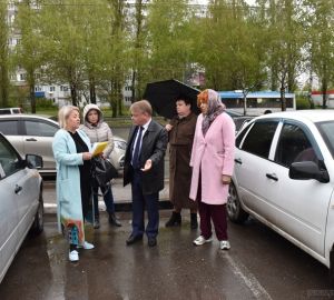 Басенко остался недоволен состоянием территории у ТЦ в Октябрьском районе