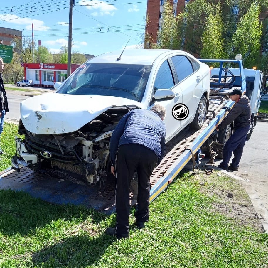 В Пензе легковушка влетела в столб