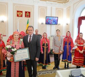 Глава Заксобрания Валерий Лидин поздравил фольклорный ансамбль «Росиночка» с 30-летием