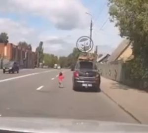 В Пензе маленький ребёнок выбежал на дорогу во время движения