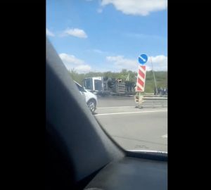 В Пензе перевернувшуюся фуру вынесло на пешеходную дорожку