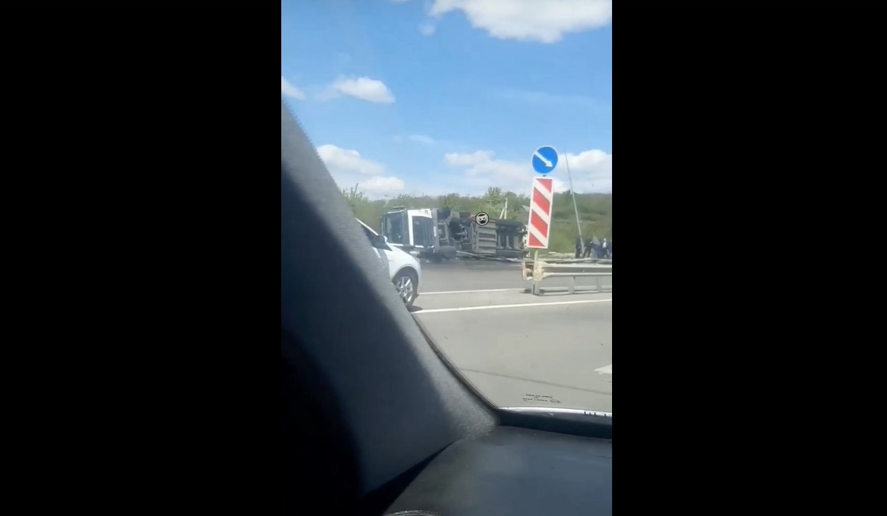 В Пензе перевернувшуюся фуру вынесло на пешеходную дорожку
