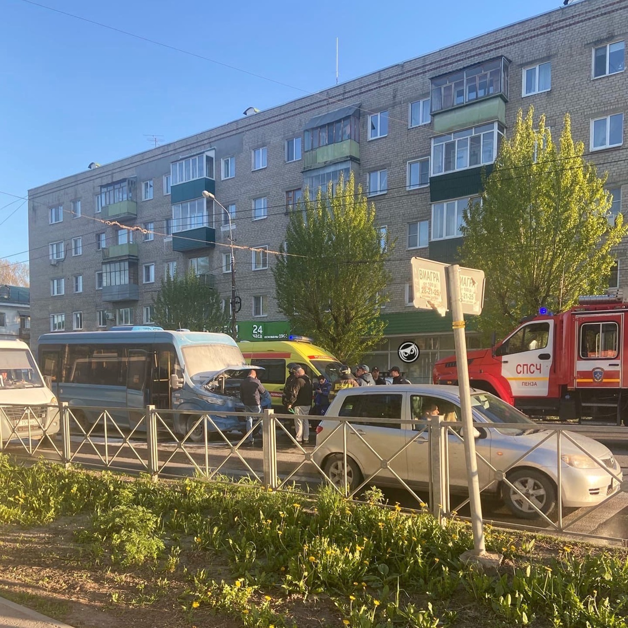 В Пензе рядом с ПГУАС задымился микроавтобус