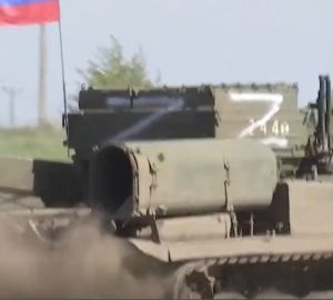 Минобороны РФ опубликовало кадры полевого ремонта танков