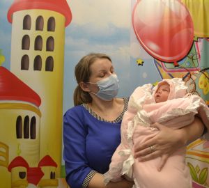 Мамам при выписке из роддома планируют вручать подарок с набором для младенца