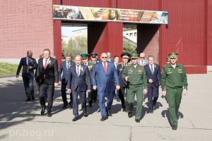 Олег Мельниченко и члены делегации из Беларуси возложил цветы к памятнику выпускникам артучилища