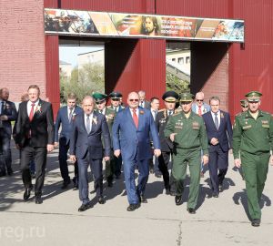 Олег Мельниченко и члены делегации из Беларуси возложил цветы к памятнику выпускникам артучилища
