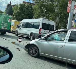 В Пензе на проспекте Победы в районе магазина «Буратино» из-за ДТП растянулась пробка