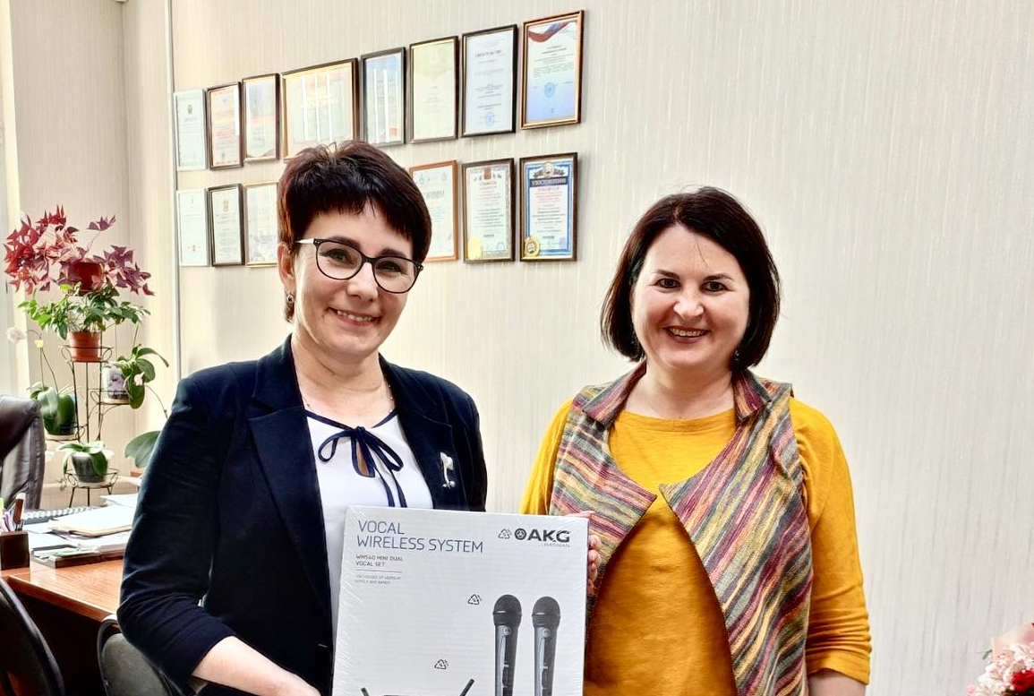 Ольга Чистякова помогла школе Спутника со звуковым оборудованием