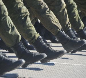 Госдуме РФ предложили отменить возрастную планку для военных контрактников