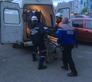 В Засечном спасатели помогли достать травмированного мужчину из подвала