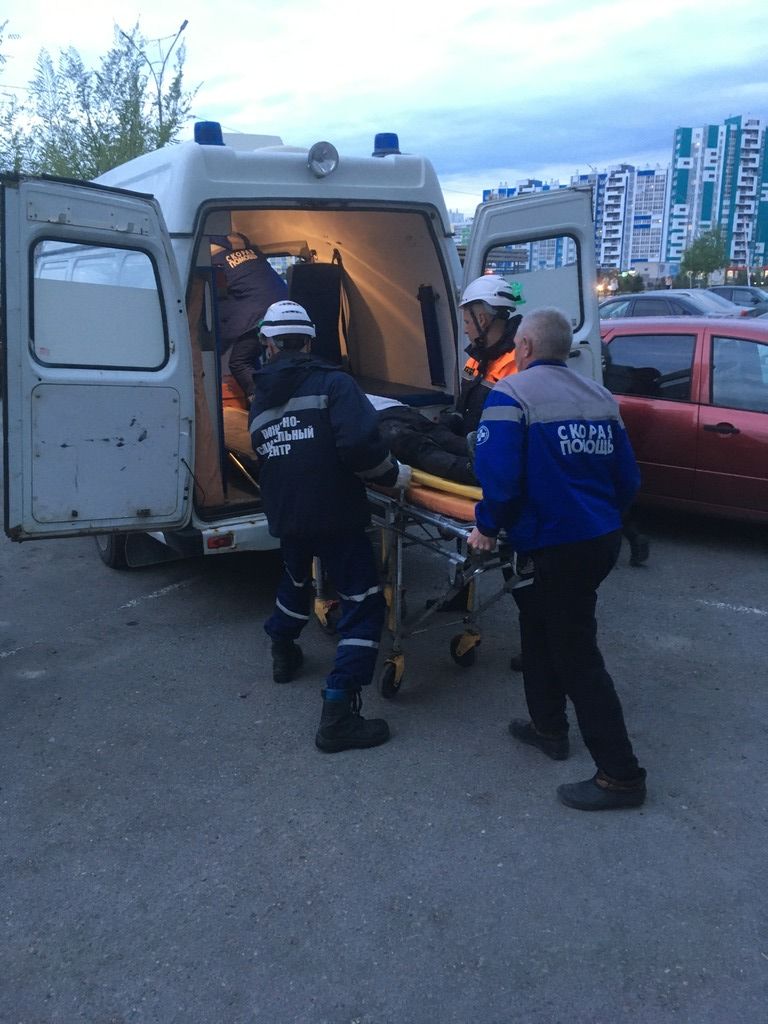 В Засечном спасатели помогли достать травмированного мужчину из подвала