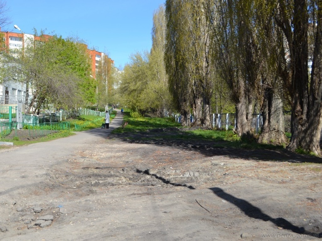 В Пензе у школы №11 ликвидируют ямы, оставленные машинами