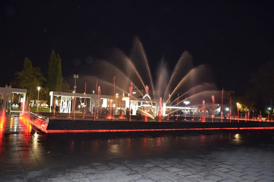 Жителям Пензы настоятельно рекомендовали не играть в мяч у светомузыкального фонтана