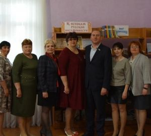 Владимир Вдонин вручил подарки работникам Библиотечного центра в Вадинске