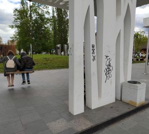 В Пензе вандалы вновь разрисовали качели на Фонтанной площади