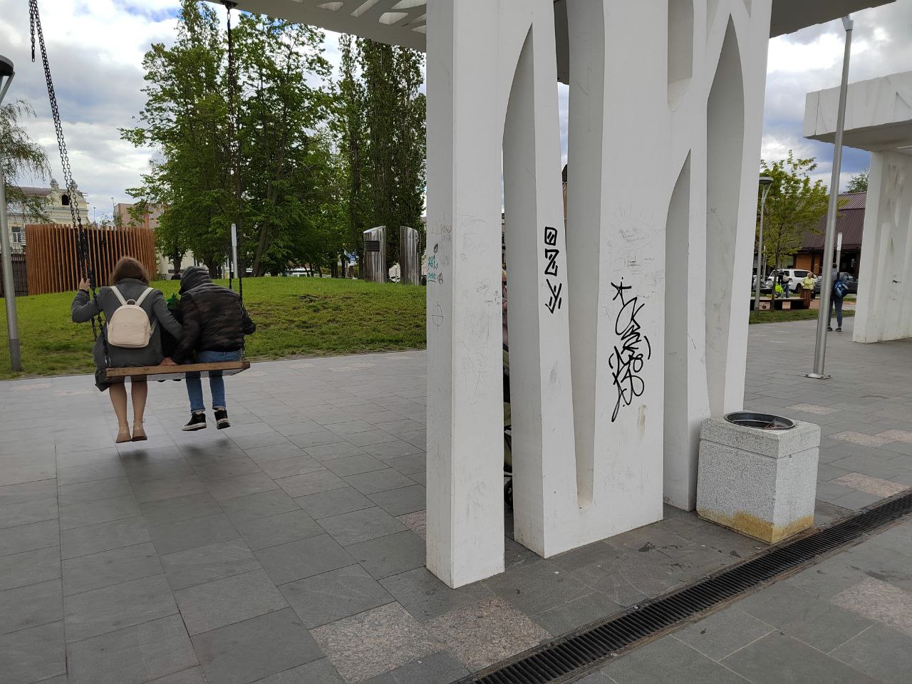 В Пензе вандалы вновь разрисовали качели на Фонтанной площади