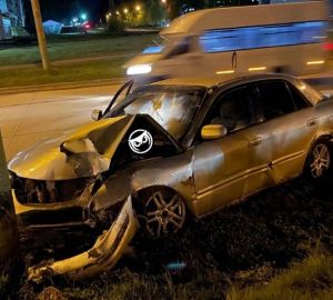 В ночной аварии возле «Буртас» легковушка врезалась в столб