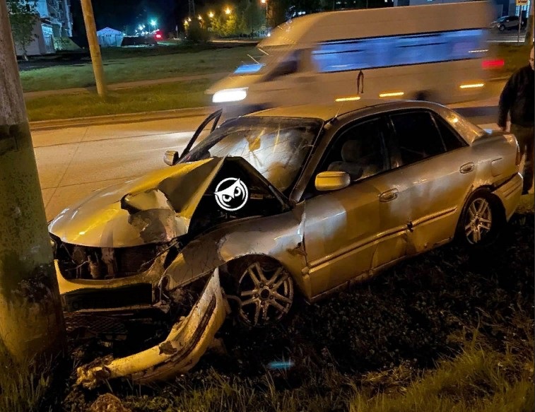 В ночной аварии возле «Буртас» легковушка врезалась в столб