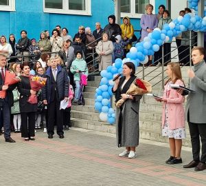 Ольга Чистякова поздравила с Последним звонков учеников школ Спутника и Маньчжурии