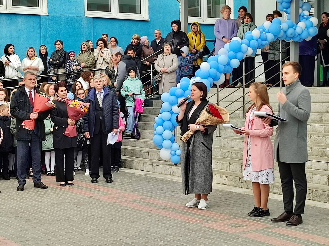 Ольга Чистякова поздравила с Последним звонков учеников школ Спутника и Маньчжурии