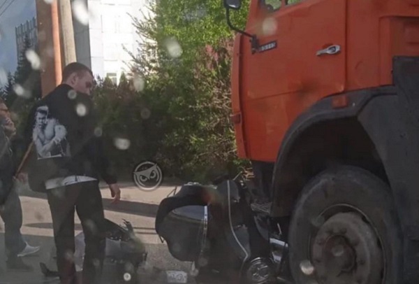 На Воронова в Пензе мотоциклиста подмяло под грузовик