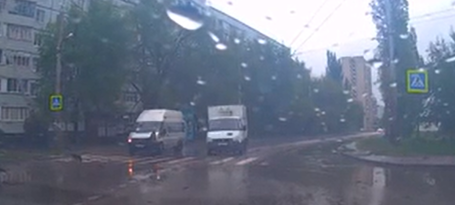 В Пензе школьника чудом не задавила ГАЗель на пешеходном переходе
