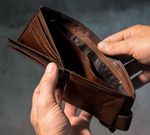 На заправке у жителя Кузнецка украли кошелек с 70 000 рублей