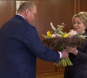 Олег Мельниченко подарил Валентине Матвиенко цветы из Пензы