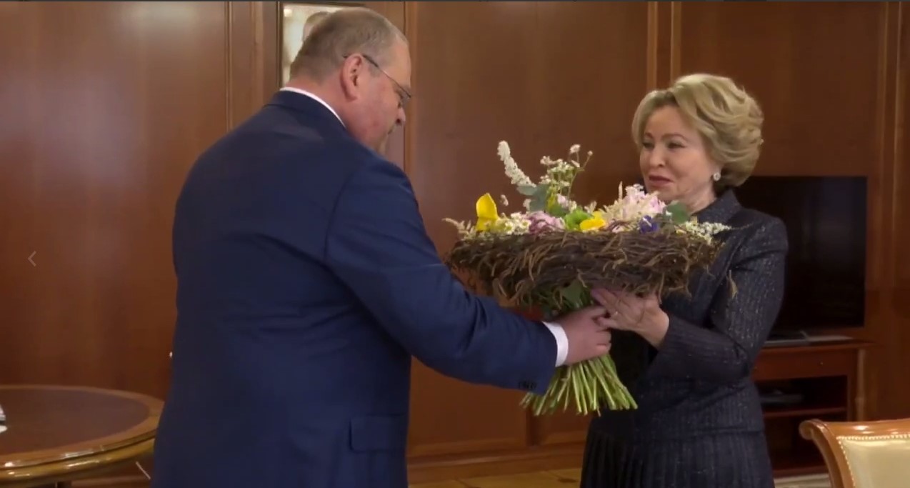 Олег Мельниченко подарил Валентине Матвиенко цветы из Пензы