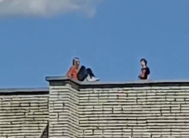 Подростки из Заречного фотографировались на крыше девятиэтажки