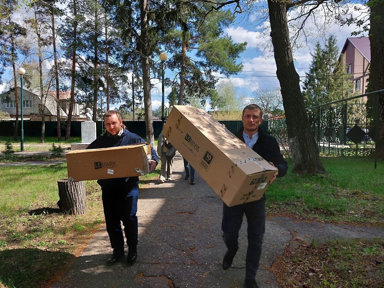 В Пензе участники «ОПОРЫ РОССИИ» передали эвакуированным летнюю одежду и медикаменты